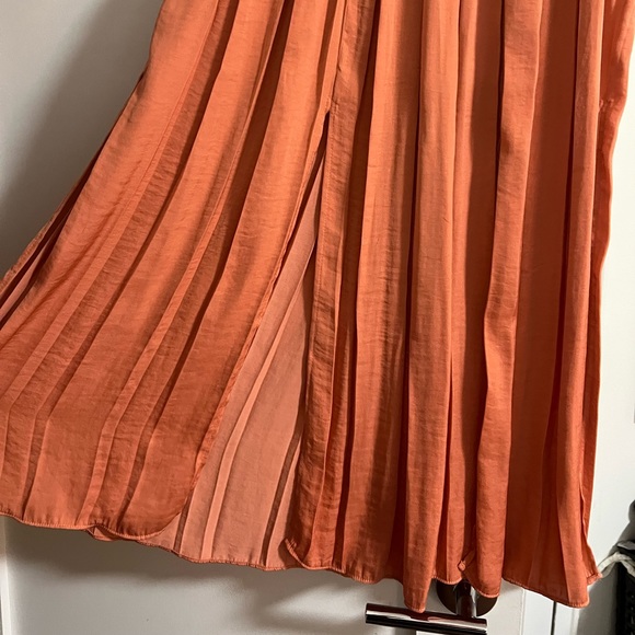 Flowy Pleated Midi Skirt - Picture 3 of 7